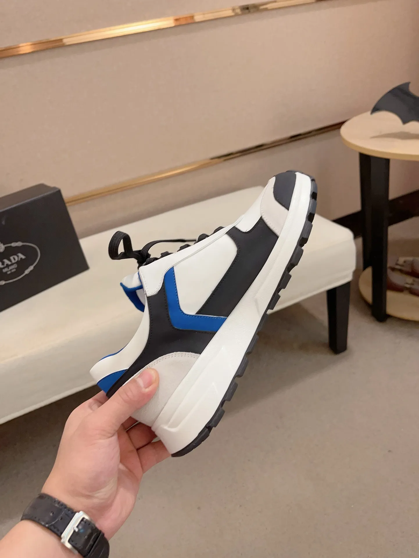 Men's shoes 💰 462💰🇮🇹🇮🇹PRADA (Prada) top 🔍🔍 new models are on sale at the same time at the counter, uppers 🇮🇹 Italian imported first-layer cowhide fabric Fully imported genuine leather lining 💪💪, completely 1⃣️ to 1⃣️ replica 🇮🇹💪💪, ⚠ sole: original sole provided by the original factory, exclusive movable molded foam outsole super comfortable, ⚠ original factory follow-up, 🔍🔍 high quality, you can go in and out of the counter at will, welcome to compare⚠. Code number: 38-44 (45.46 is custom-made and cannot be returned or exchanged)